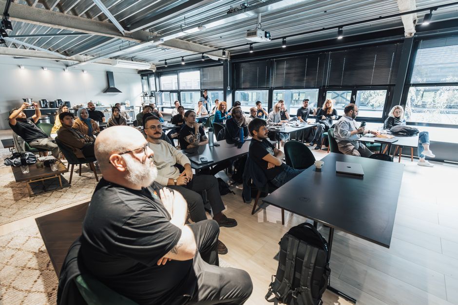 Porträt von Elias Richter, Dozent für Marketing-Tools und Prozessaufbau im Online Marketing Kurse Team von Morqoranivtxpm